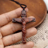 Collier en bois avec croix de Jésus