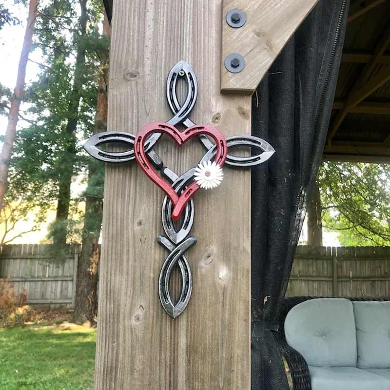 Croix en fer à cheval naturel avec coeur